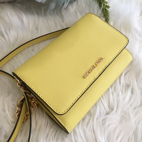 Michael Kors Handbags - Firm ✨Michael Kors phone holder Xbody clutch